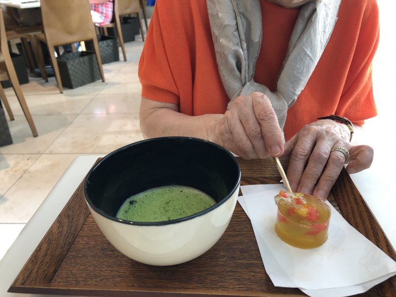 お抹茶と和菓子を食べる母