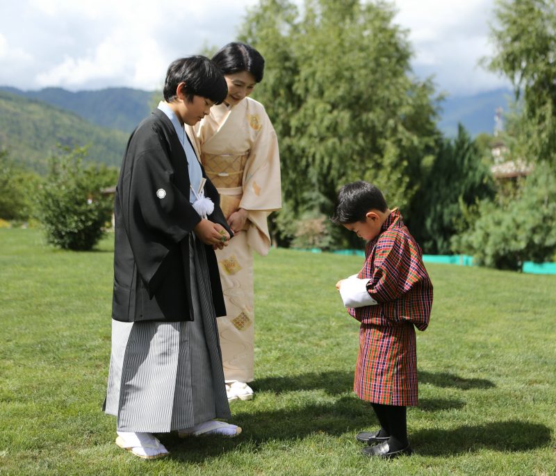 ブータンの民族衣装、ゴを着た国王夫妻の長男王子と“ちっちゃな国際交流”をされる日本男子、悠仁さま
