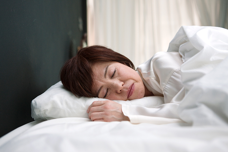 ベッドで眠る女性の横顔