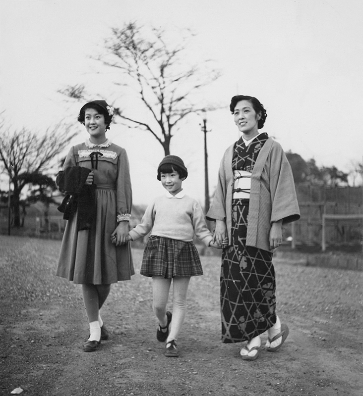 姉・安田祥子と母と手を繋ぐ子供時代の由紀さおりのモノクロ写真