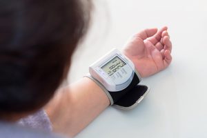 血圧とともに脈拍数が表示される機械もある（写真／PIXTA）