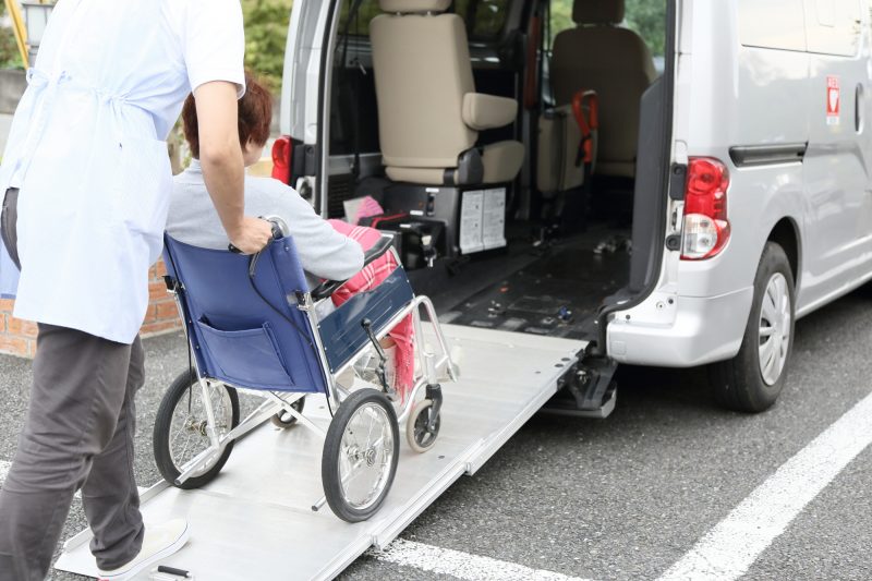 福祉車両に車椅子で乗り込む高齢者