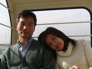 観覧車の中で夫の肩に頭を載せる奈緒美さん娘が撮影。2005年（右が奈緒美さん　38才）
