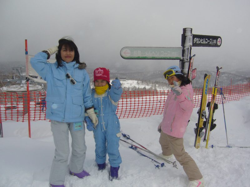 スキー場で娘二人と一緒の奈緒美さん