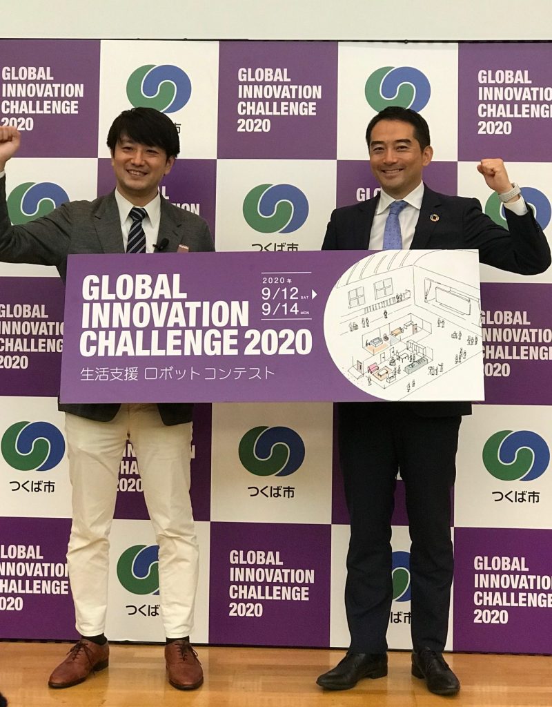 『グローバル イノベーション チャレンジ 2020』実行委員会・委員長の上村龍文さん（左）と、コンテストに全面協力する、つくば市市長の五十嵐靖さん。
