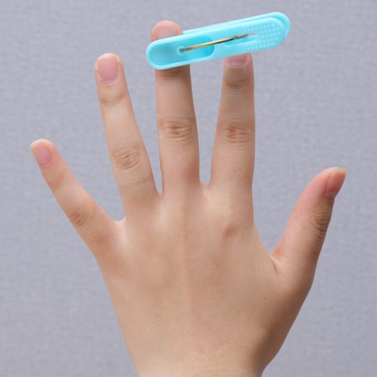 Sentaku Basami 洗濯ばさみ健康法|超カンタン!肩こり、腰痛、不眠、高血圧ほか、手にはさむだけで即効 (2/2)| 介護ポストセブン
