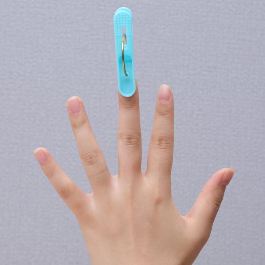 Sentaku Basami 洗濯ばさみ健康法|超カンタン!肩こり、腰痛、不眠、高血圧ほか、手にはさむだけで即効 (2/2)| 介護ポストセブン