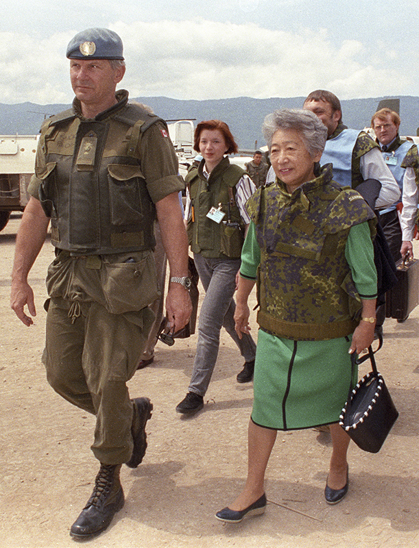 '92年、防弾チョッキを着てボスニアの紛争地域の視察をする緒方さん