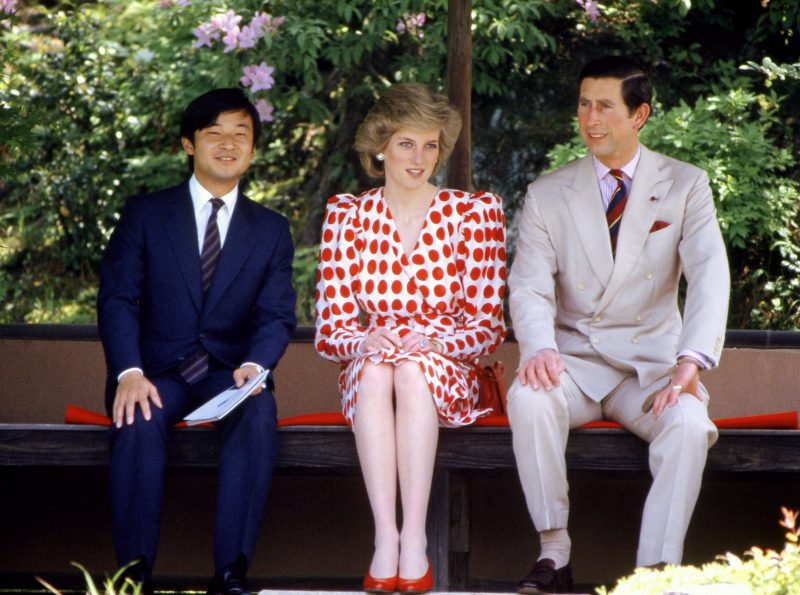 天皇陛下とチャールズ皇太子とダイアナ元妃が庭園の椅子に座り談笑されている