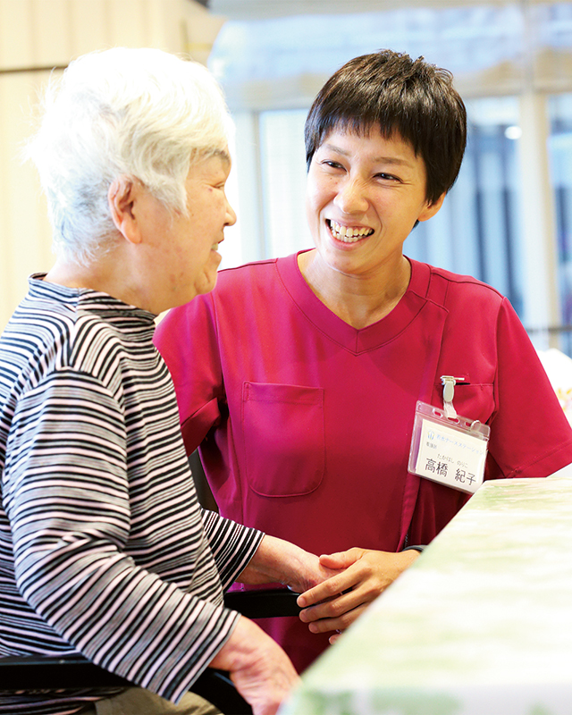 女性看護師と笑顔の高齢者女性