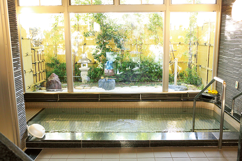 美しい緑が見える施設の大浴場