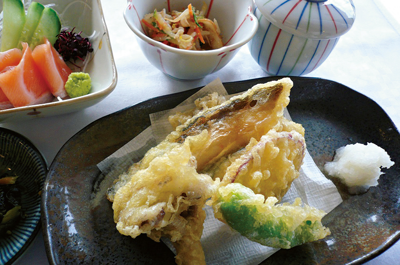 天ぷらやサラダなどの定食
