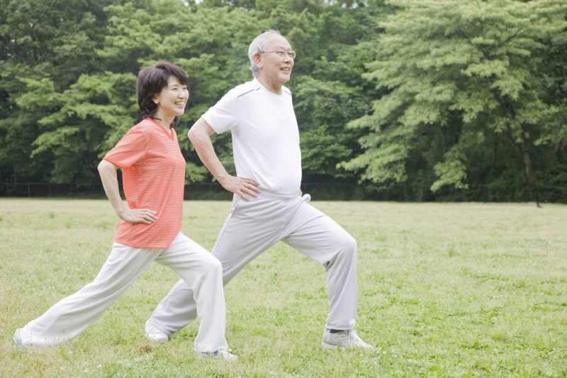 運動するシニアの男女