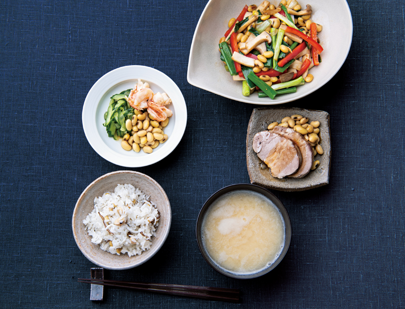 中華風炒め物、煮豚大豆、すり下ろし汁、大豆の炊き込みご飯、きゅうりとえびの酢の物風がそれぞれ器に盛りつけられている