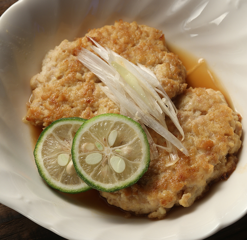 豆腐と鶏ひき肉のゆずポン酢焼きが器に盛りつけられている