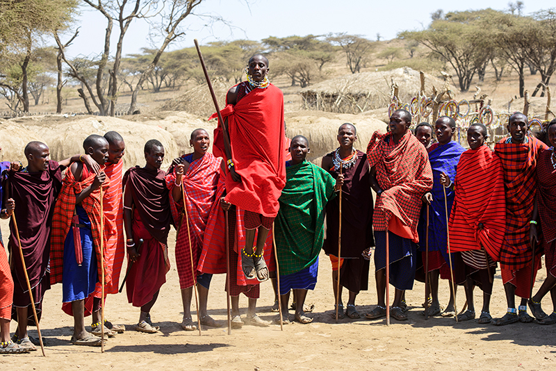 マサイ族の人々が笑顔で立っている