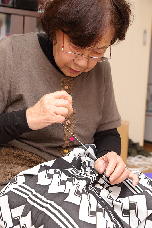 針仕事をする千秋さん