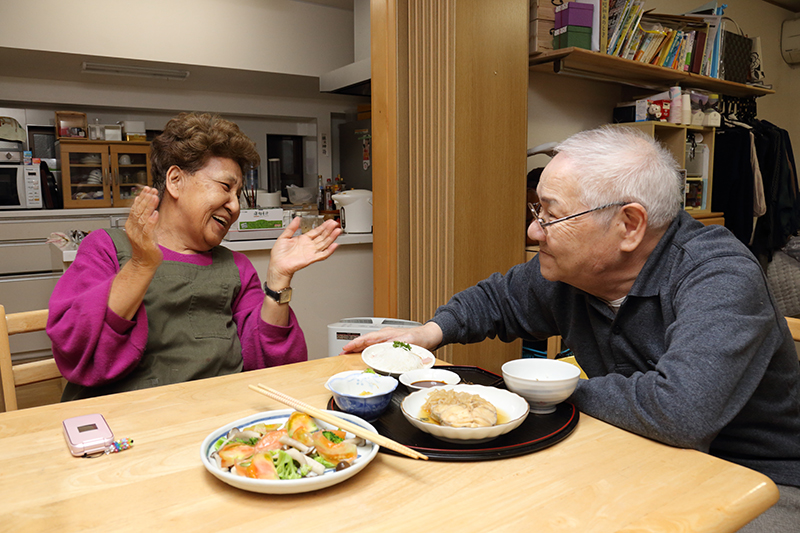 笑顔で夫と食卓を囲む幸子さん