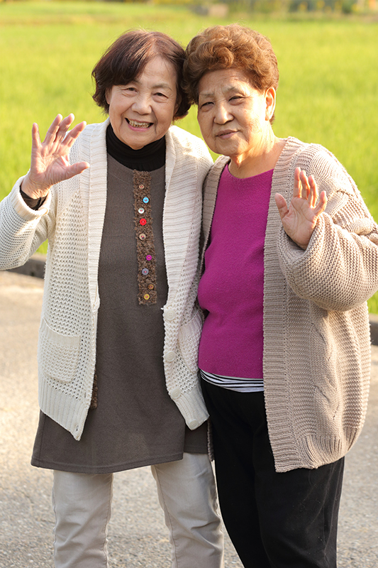 肩を組んで笑顔の幸子さんと千秋さん