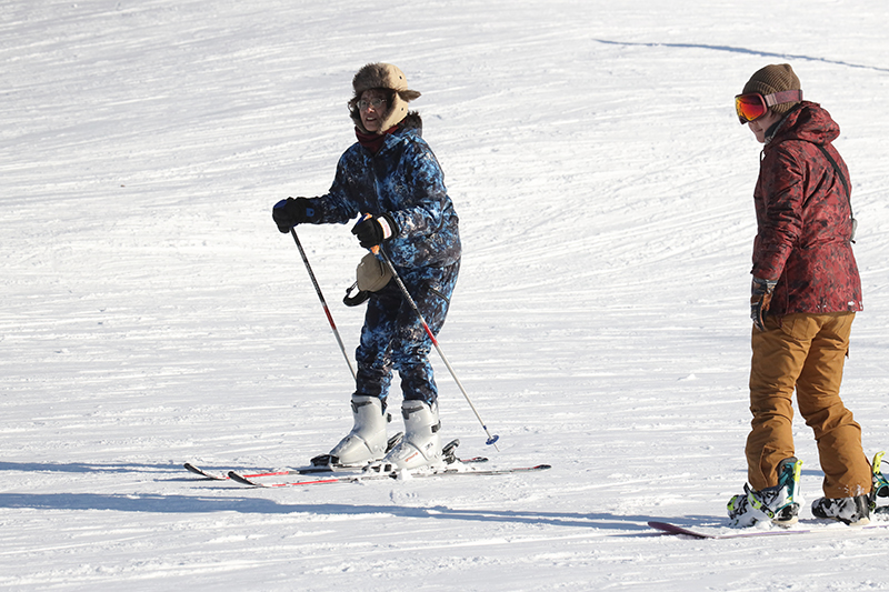 スイスイとスキーで滑る男性