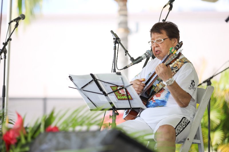 「ウクレレ・ピクニック・イン・ハワイ」のステージでアロハを着てウクレレを弾き歌っている高木ブー