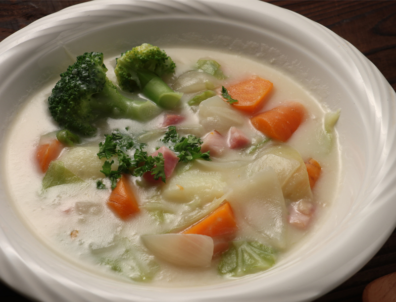 冬野菜の豆乳スープが器に入っている