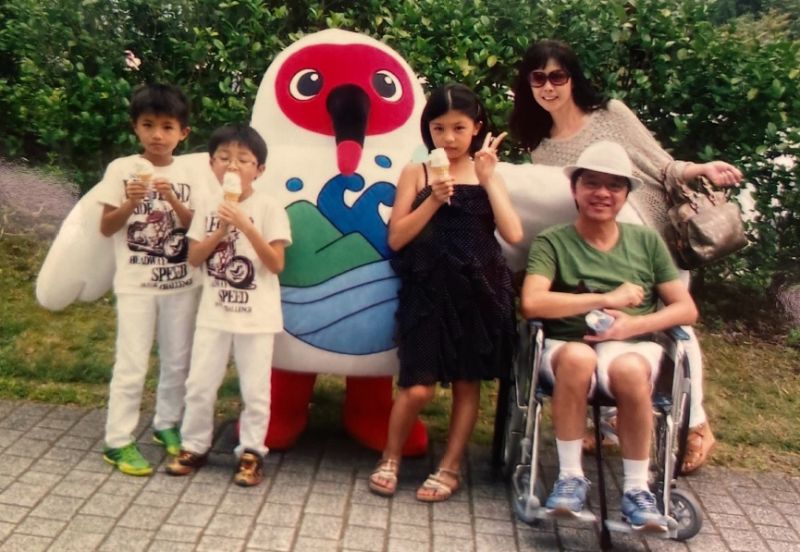 西城秀樹さん家族で佐渡へ旅行したときの記念写真
