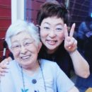 菊田あや子さんと母親が笑っている