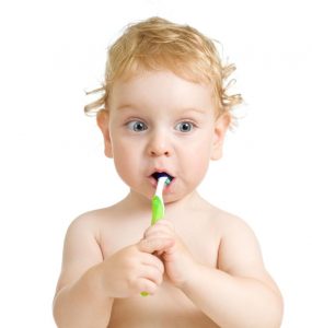 歯磨きをする子供の写真