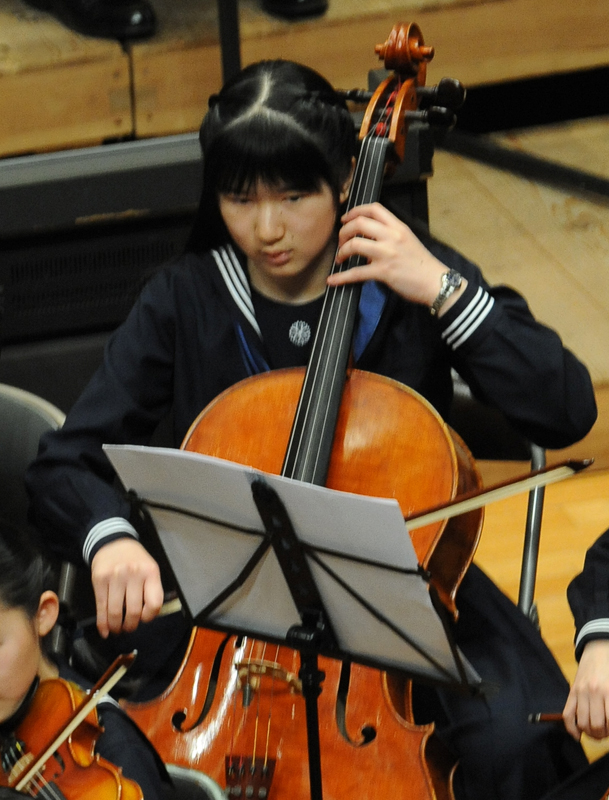 愛子さまオール学習院の集いでチェロを演奏する写真