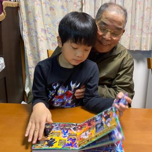 初めての補聴器をお試し中の藤堂和雄さん（86才）とお孫さん