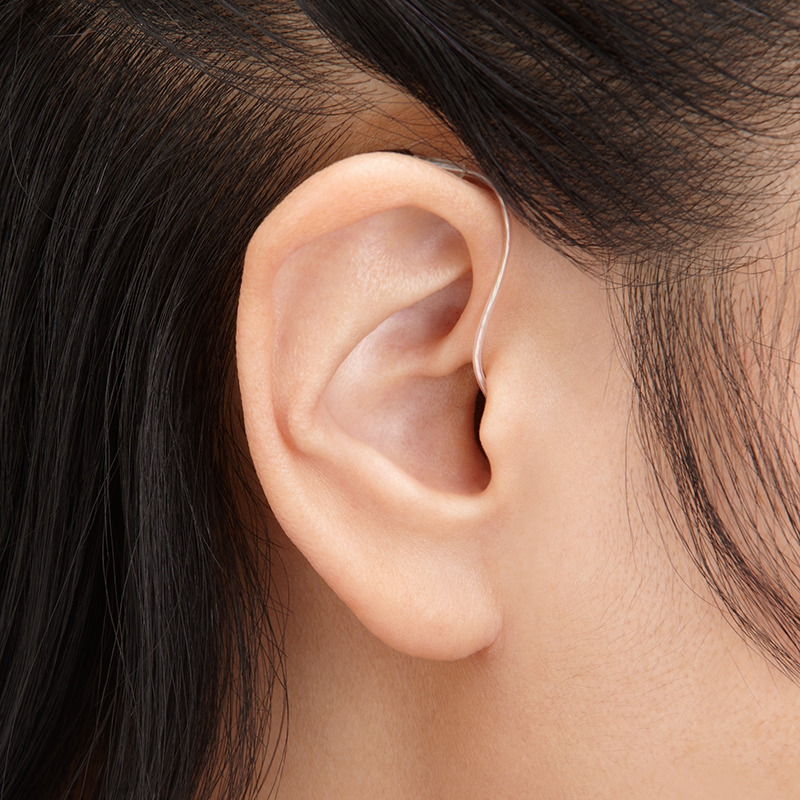 耳かけ型・RICタイプの補聴器はつけているのがほとんどわからない
