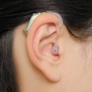 補聴器をつけている耳の写真