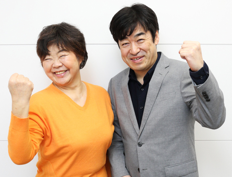 世界記憶力・グランドマスターの池田義博さん（右）とオバ記者（左）