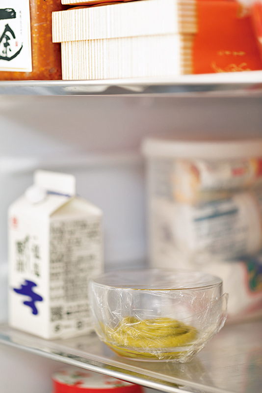 冷蔵庫の中に、チューブのわさびを容器に入れて穴をあけたラップをして置いている