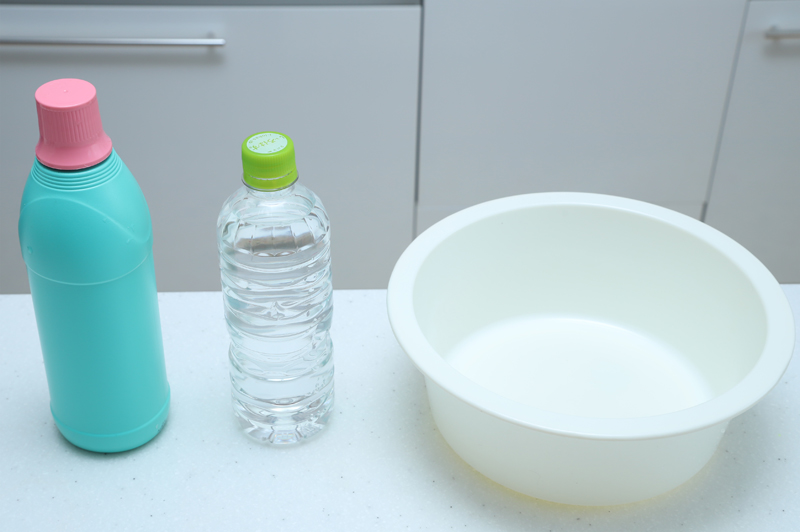 洗面器、次亜塩素酸ナトリウムを含む塩素系漂白剤、500ml水のペットボトル