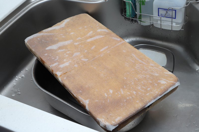 次亜塩素酸ナトリウム液を浸したキッチンペーパーでまな板を湿布した状態の画像