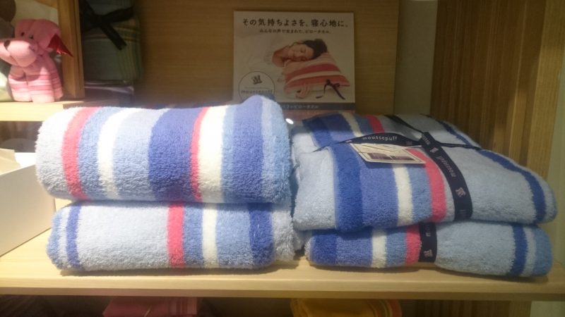 タオル枕カバー洗濯後のボリューム比較。右が洗濯0回、左が100回