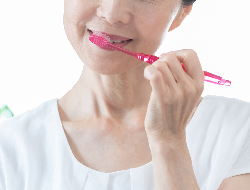 歯を磨く高齢女性