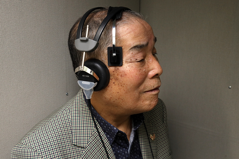 補聴器のために聴力検査をする藤堂さん