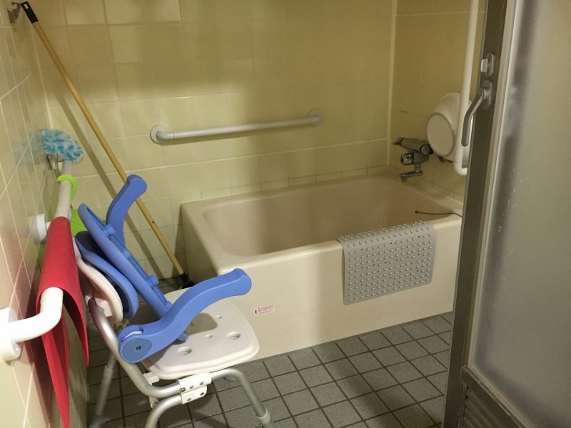 浴室のバスタブと介護用の椅子