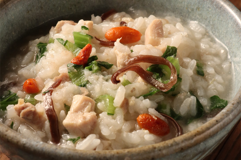 れんこん鶏肉粥が器に盛りつけられている