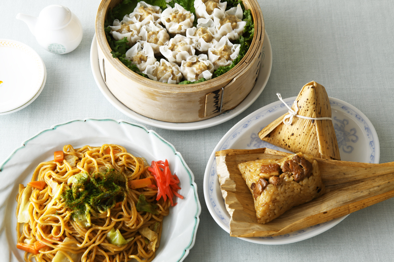 中華の冷凍食品が並ぶ食卓
