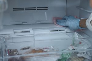 冷蔵庫の雑菌に要注意！｜食品を全部取りだしてケースの水洗い・除菌を｜冷蔵庫の掃除の仕方