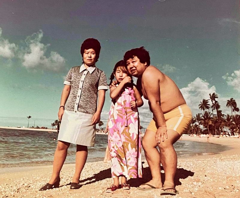 高木ブー妻の喜代子さん、娘のかおるさん、高木ブーが3人ハワイの海の前に並んでいる