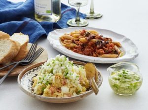 左上から時計回りに、1.たことトマトのラグーペンネ、2.魚介たっぷりバル風ポテトサラダ、3.ピーマンと玉ねぎのグリーンレリッシュ