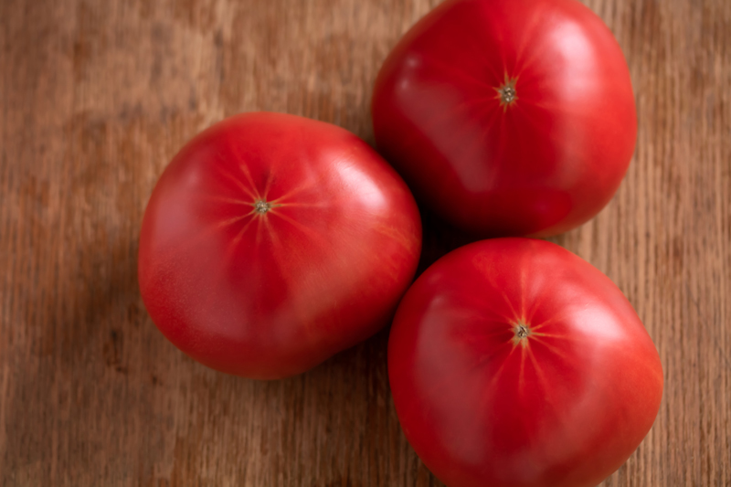 完熟した真っ赤な3つのトマト