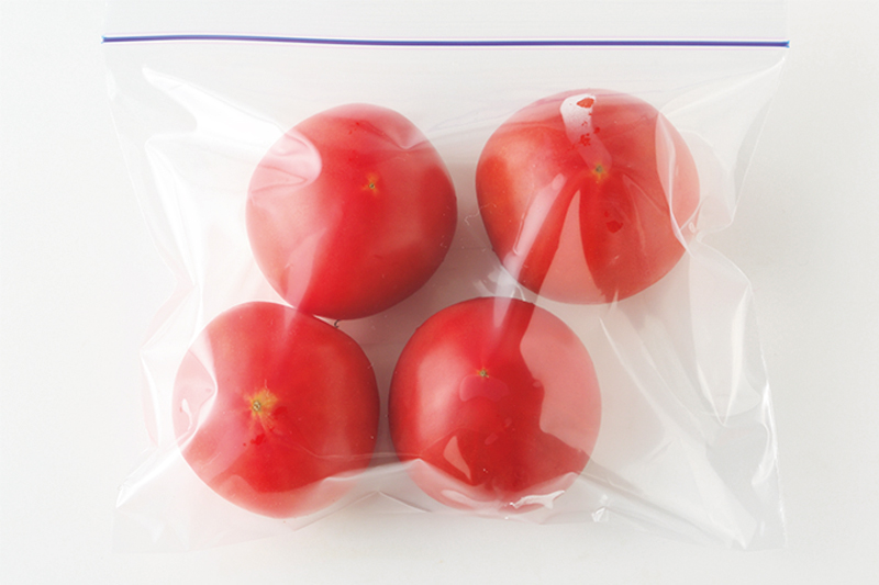 冷凍保存袋に入ったトマト