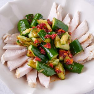 たたききゅうりと蒸し鶏の中華風サラダが器に盛り付けられている