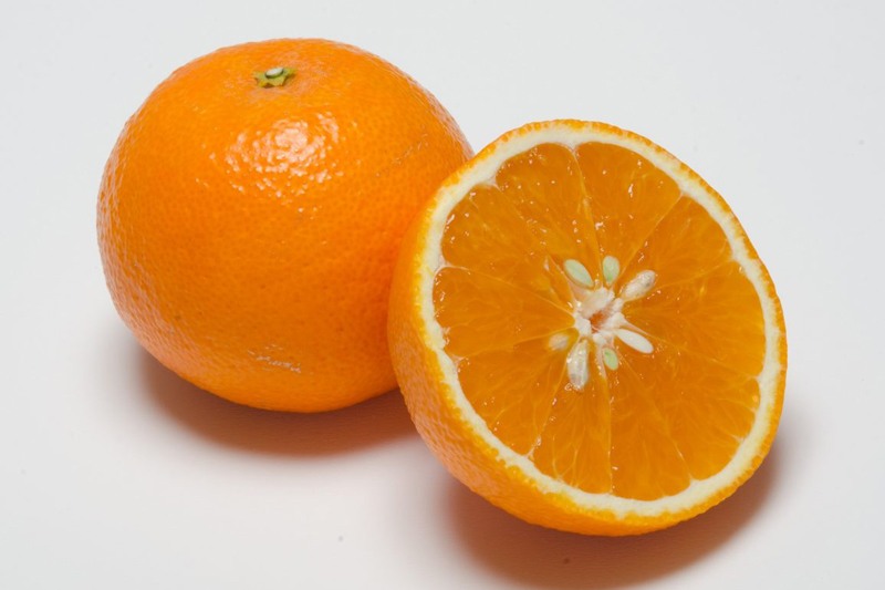 半分に割ったものと1個のオレンジ